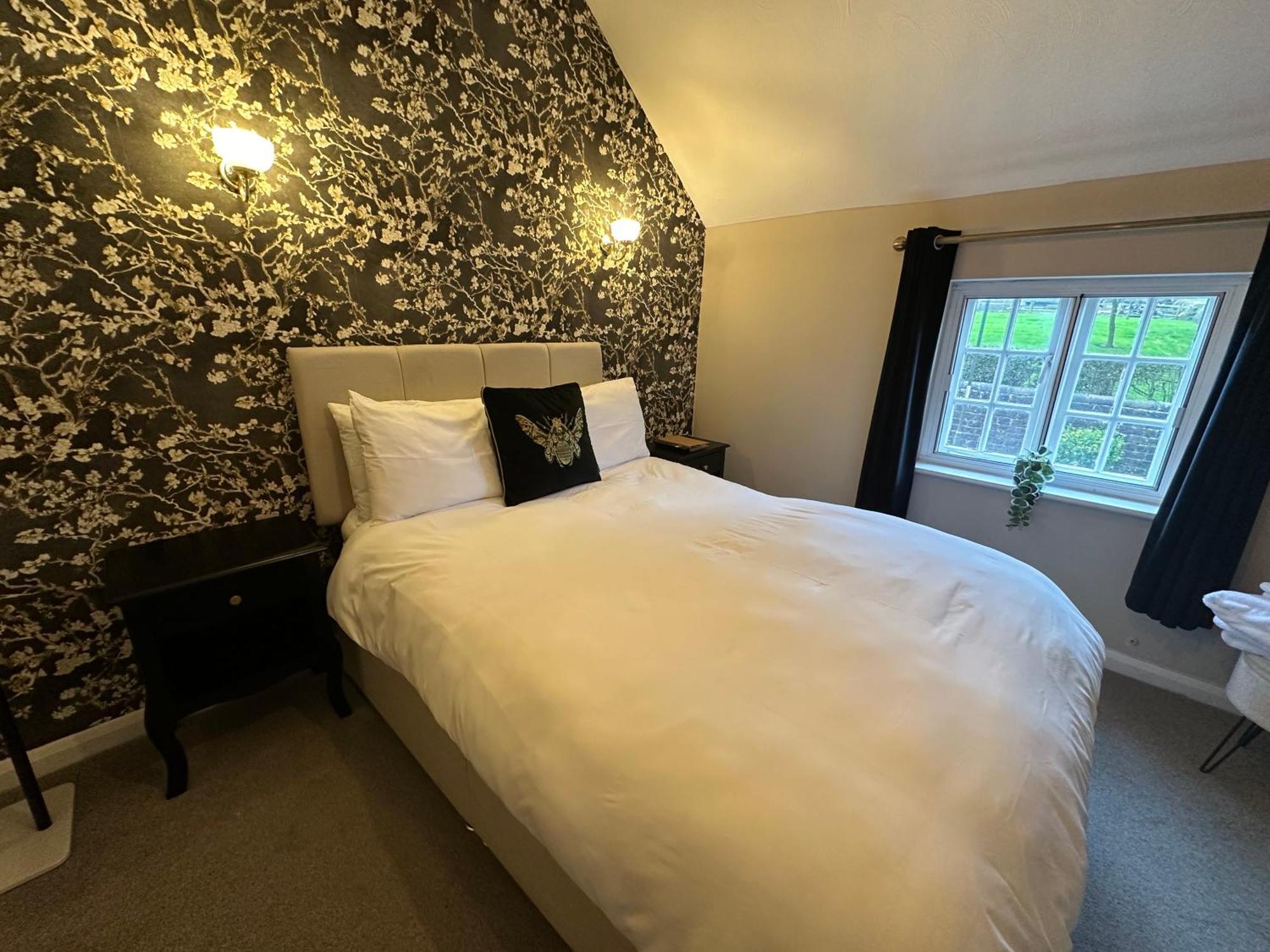 The Unicorn Inn Newton Solney Kültér fotó